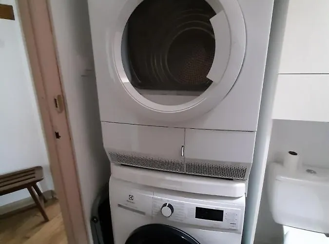 Charles Au Premier Appartement