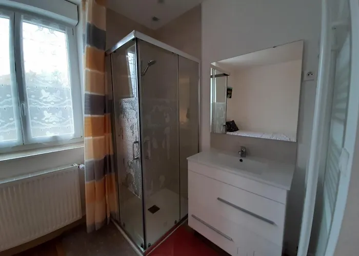 Charles Au Premier Appartement