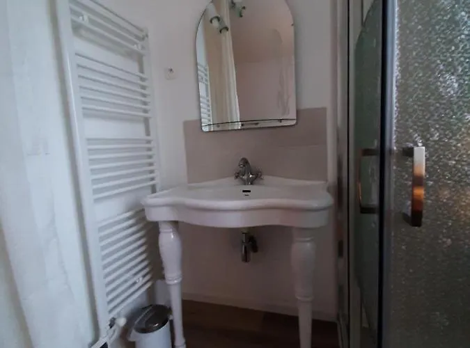 Charles Au Premier Appartement *