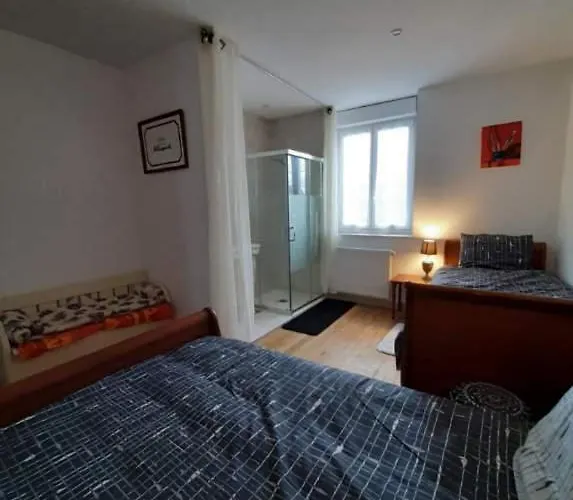 Charles Au Premier Appartement *