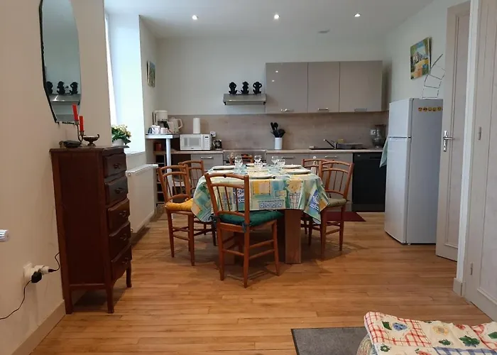 Charles Au Premier Appartement *